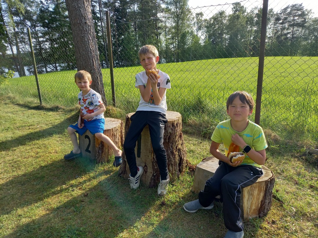 Nöjda och matglada Hajkare, Ivar, Malte och Ludde